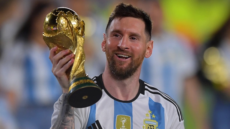 Dù chiều cao khiêm tốn, Messi vẫn đốn bóng dễ dàng